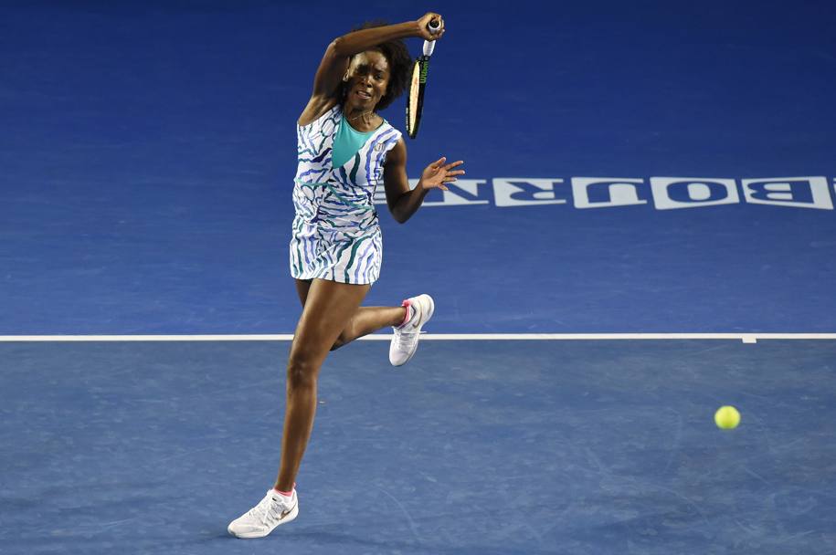 Applausi e standing ovation per Venus Williams, ancora sulla breccia: battuta la Radwanska e ai quarti di uno Slam dopo 4 anni di assenza. Afp